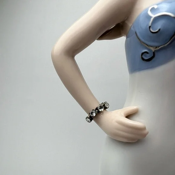 Cosmos Porcelain Elegant Doll - Picture 5 of 17